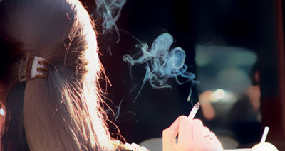 النساء أكثر عرضة لتهديدات التدخين السلبي