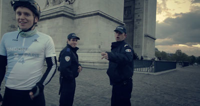 الشرطة الفرنسية تطالب الباريسيين بالاحتشام .. وتهدد بالسجن