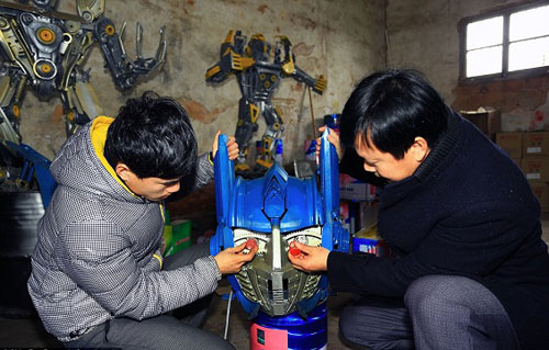 بالصور: فلاح صيني وابنه يبنيان روبوتات عملاقة