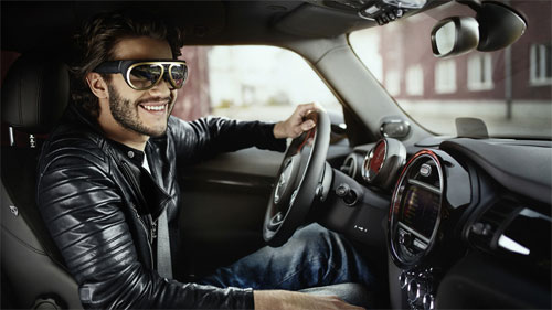 نظارة ذكية جديدة من BMW تجعل السائق يتفاعل مع الطريق وتجنبه الحوادث