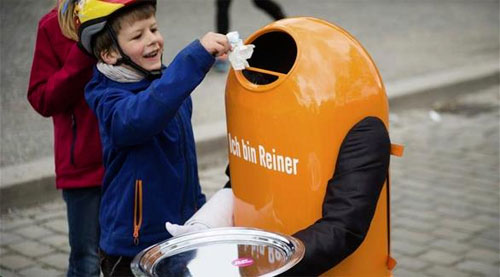 بالصور: صندوق قمامة آلي ناطق يدعو المارة لإطعامه بالمخلفات