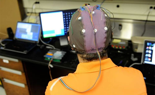 علماء يعيدون بناء الكلام من موجات الدماغ