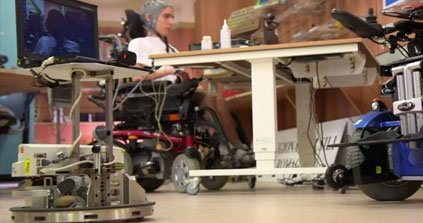 Des tétraplégiques pilotent un robot à distance par la pensée