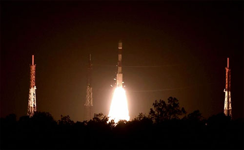 الهند تنجح في وضع 5 أقمار اصطناعية مداراتها
