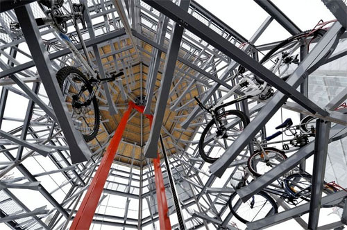موقف دراجات آلي على شكل برج في جمهورية التشيك!