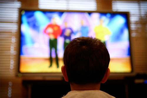 التلفزيون سبب رئيسي لزيادة الوزن قبل منتصف العمر
