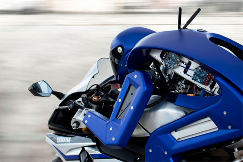 روبوت يقود الدراجات النارية حتى سرعة 200 كلم/ساعة.. 