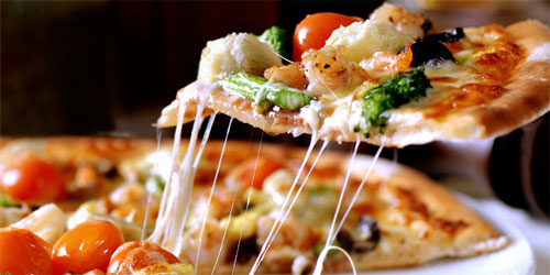 البيتزا تحتل المرتبة الأولى في "الإدمان الغذائي"