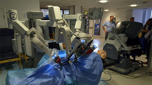 روبوت يجري عمليات داخل جسم الإنسان