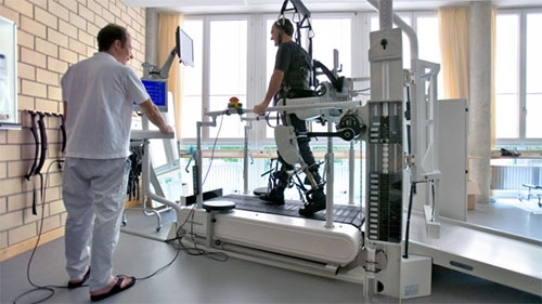 تمرينات بتكنولوجيا موصولة بالمخ تعيد الحركة جزئياً لمصابين بالشلل