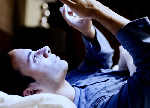 قلة النوم تدفع الأشخاص للإفراط في تناول السكر والكافيين