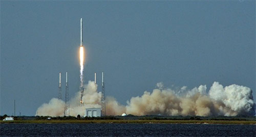 سبيس إكس تضع 10 أقمار صناعية في الفضاء بعد 4 أشهر من التوقف