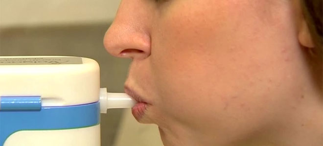 جهاز جديد يمكنه تشخيص 17 مرضاً من «أنفاسك»