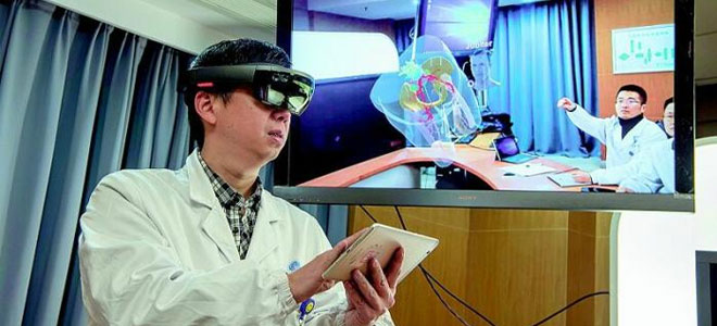 طبيب يجري عملية جراحية باستخدام الواقع الافتراضي
