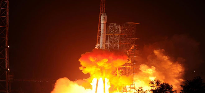 الصين تطلق قمرا صناعيا لاستكشاف الجانب المظلم من القمر