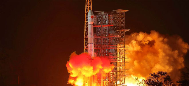 الصين تطلق أول مسبار لاستكشاف الجانب المعتم من القمر